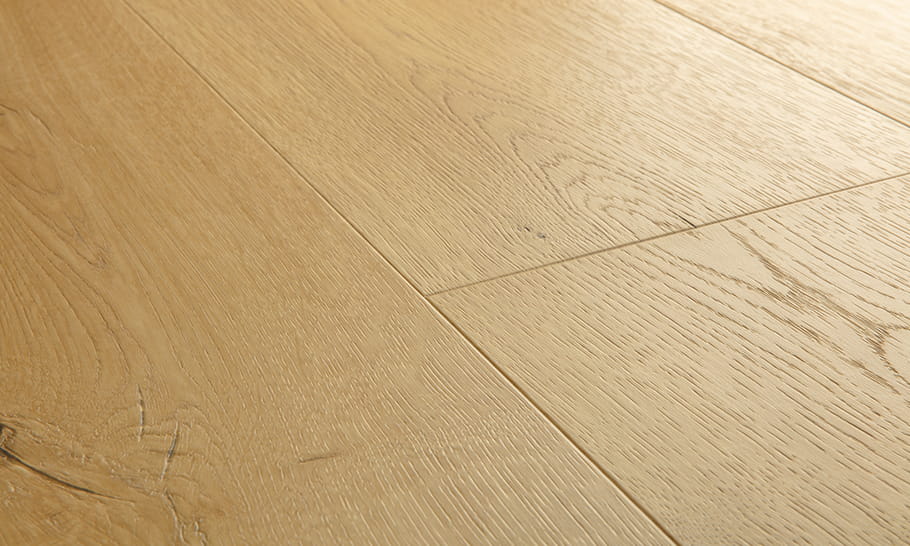primo piano di un pavimento laminato beige con struttura in legno rifinita